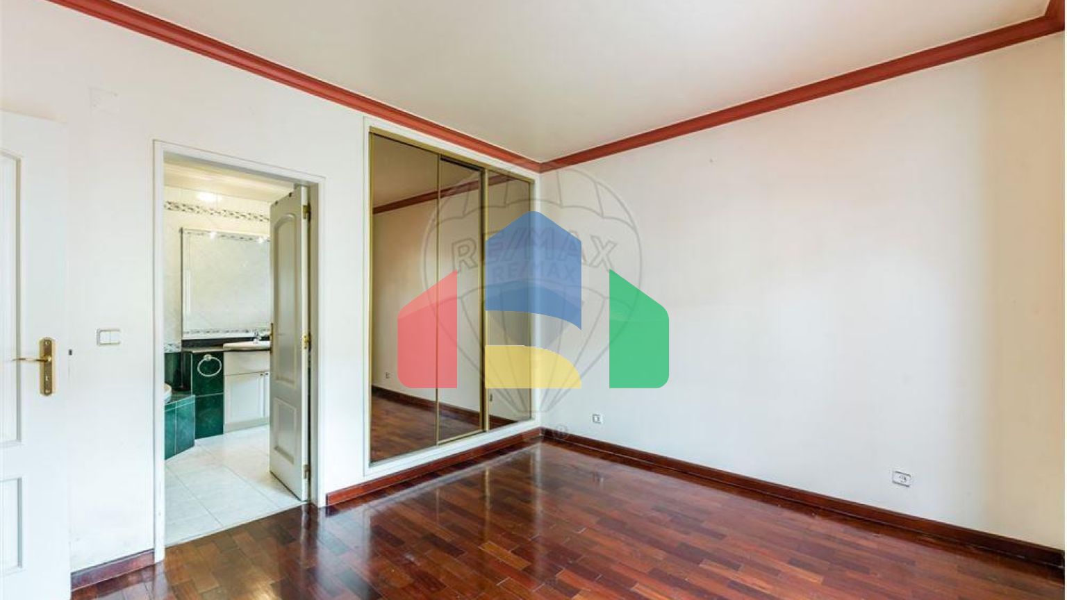 Residential - Single Family Home - T7 - Pontinha e Famões, Odivelas - PT