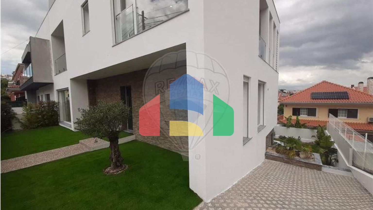 Residential - Single Family Home - T4 - Pontinha e Famões, Odivelas - PT