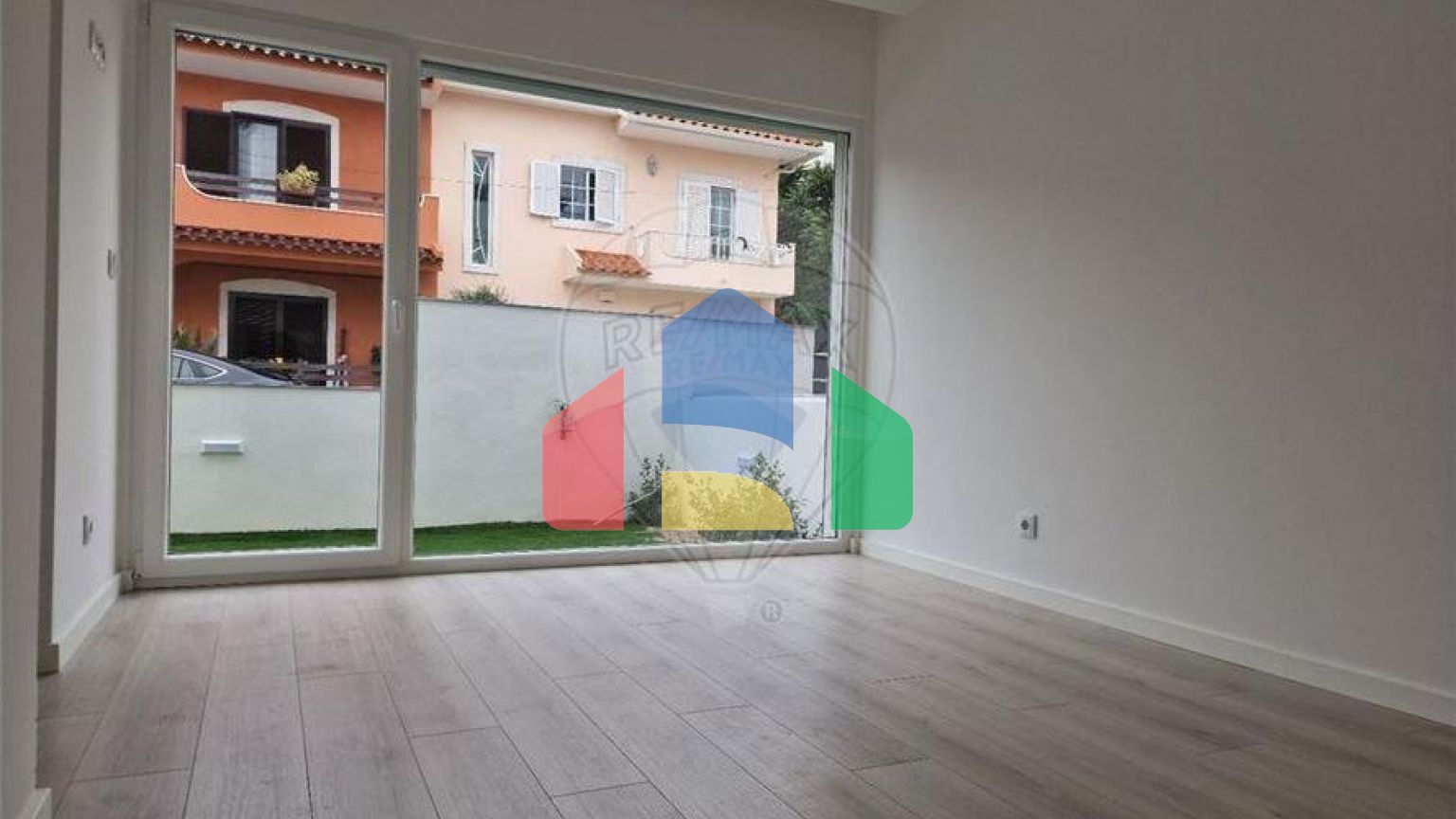 Residential - Single Family Home - T4 - Pontinha e Famões, Odivelas - PT