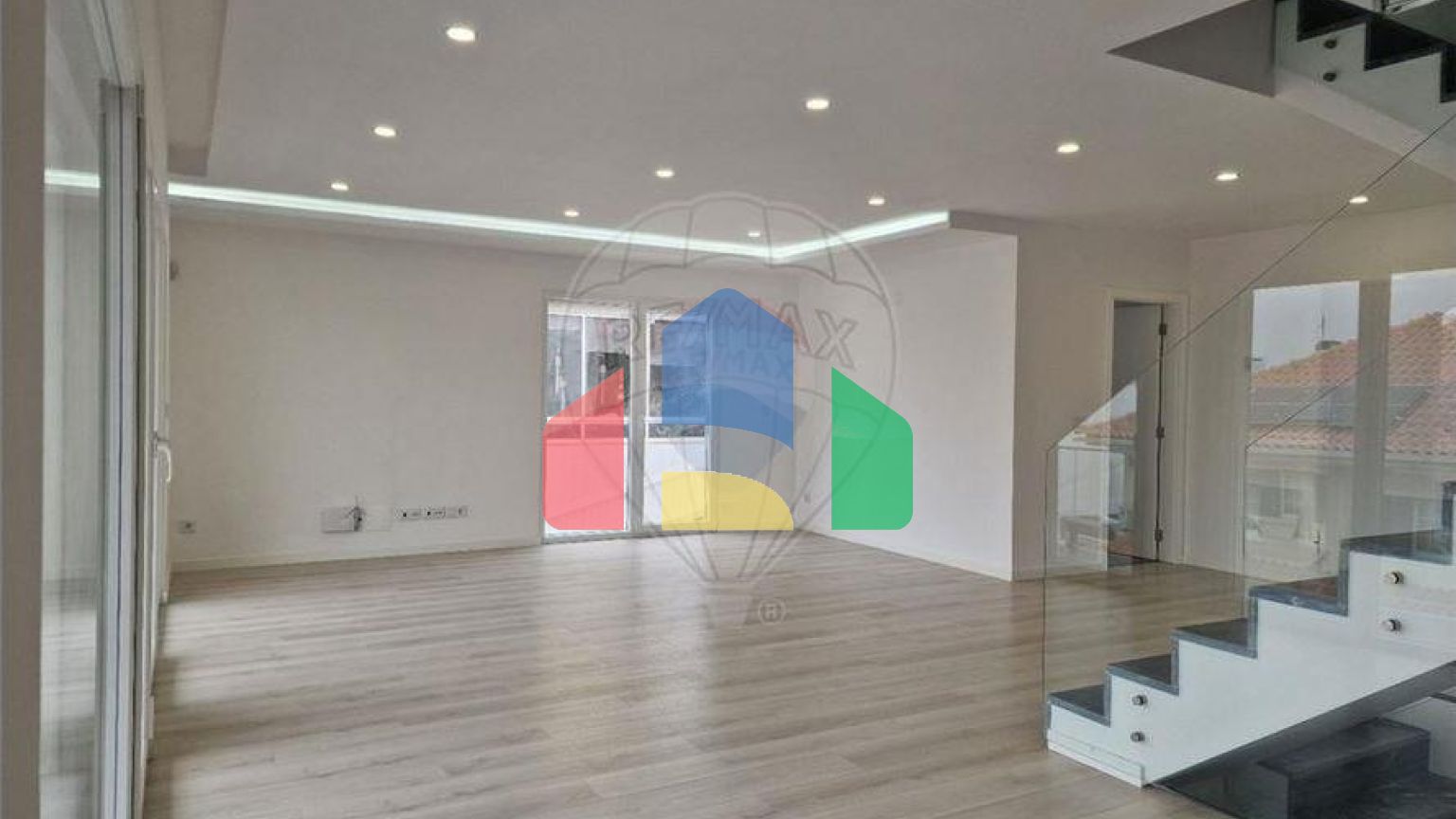 Residential - Single Family Home - T4 - Pontinha e Famões, Odivelas - PT