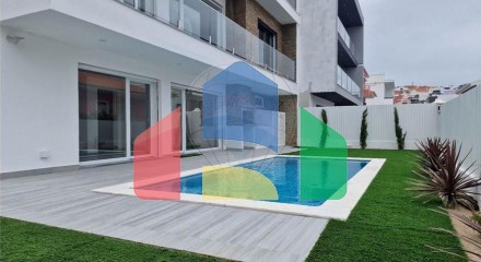 Residential - Single Family Home - T4 - Pontinha e Famões, Odivelas - PT