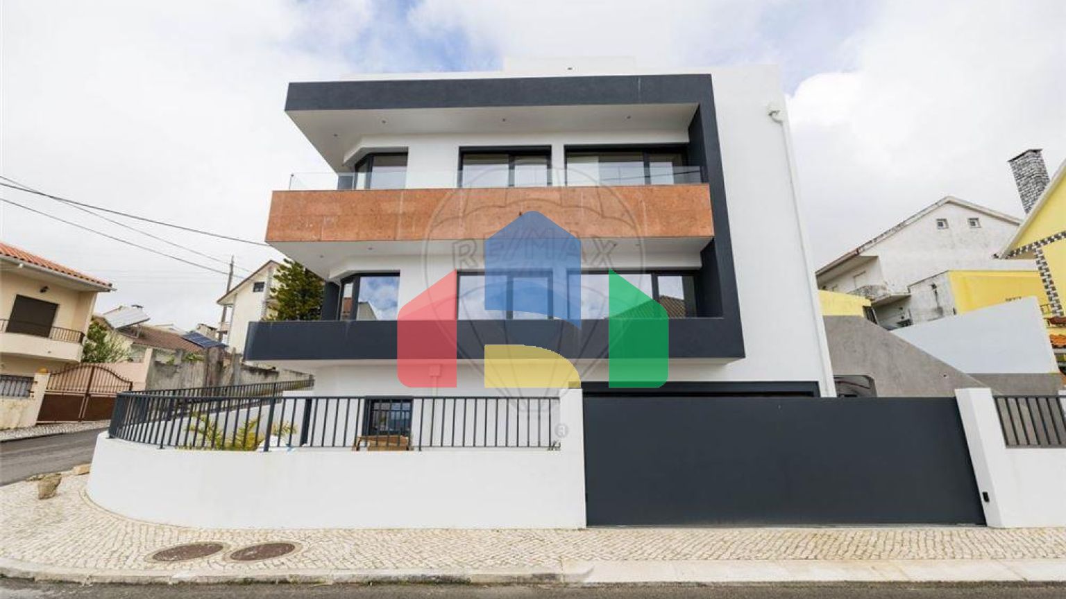 Residential - Single Family Home - T5 - Pontinha e Famões, Odivelas - PT