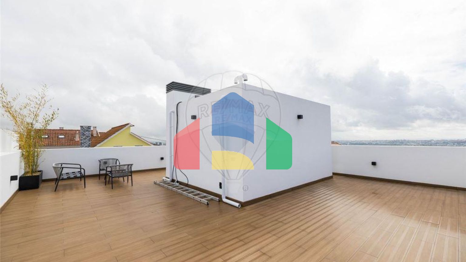 Residential - Single Family Home - T5 - Pontinha e Famões, Odivelas - PT