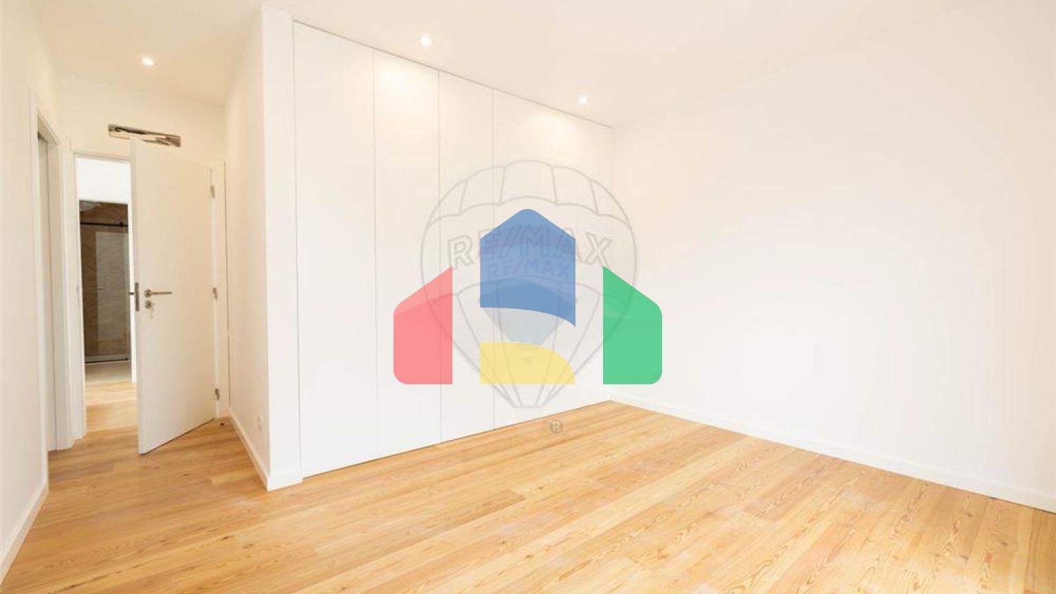 Residential - Single Family Home - T5 - Pontinha e Famões, Odivelas - PT