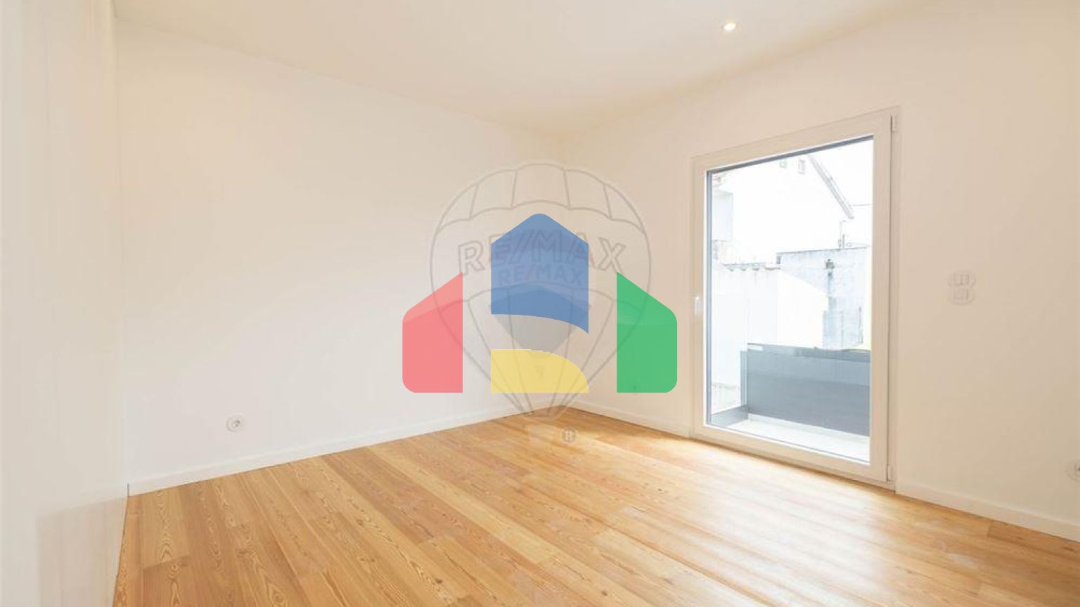 Residential - Single Family Home - T5 - Pontinha e Famões, Odivelas - PT