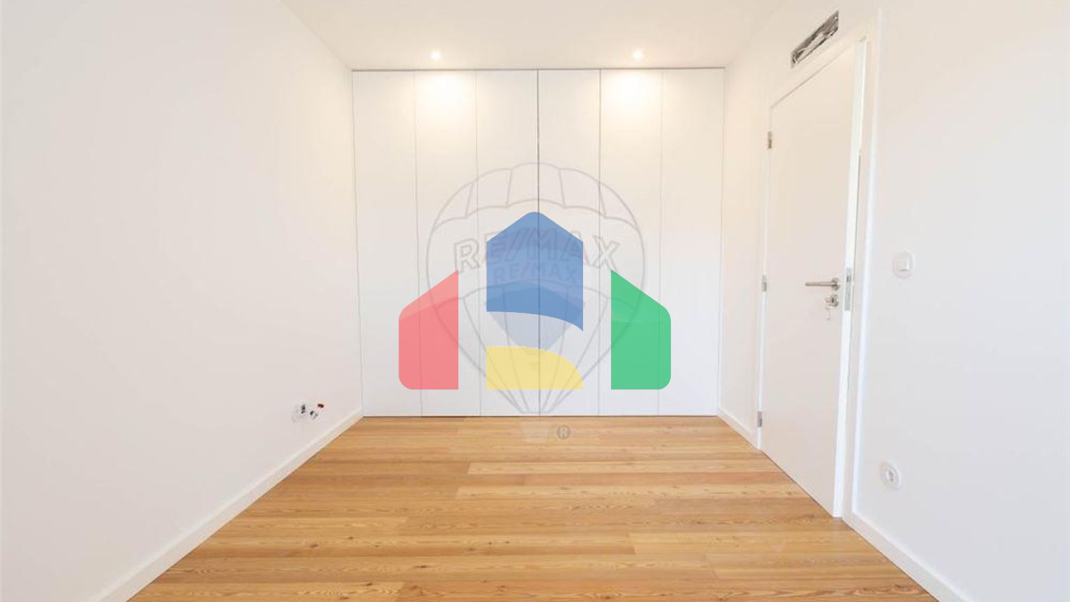 Residential - Single Family Home - T5 - Pontinha e Famões, Odivelas - PT