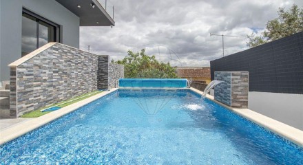 Residential - Single Family Home - T4 - Pontinha e Famões, Odivelas - PT