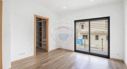 Residential - Single Family Home - T4 - Pontinha e Famões, Odivelas - PT