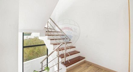 Residential - Single Family Home - T4 - Pontinha e Famões, Odivelas - PT