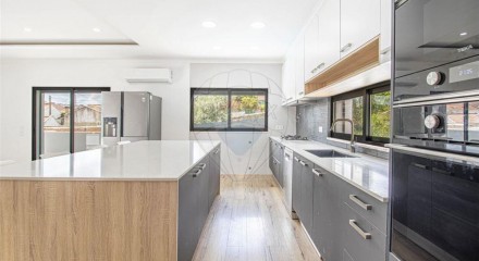 Residential - Single Family Home - T4 - Pontinha e Famões, Odivelas - PT