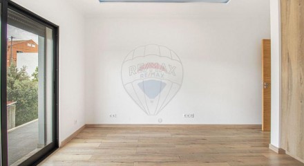 Residential - Single Family Home - T4 - Pontinha e Famões, Odivelas - PT