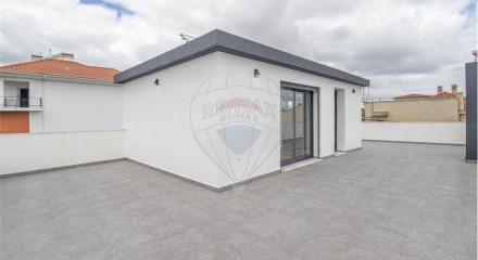 Residential - Single Family Home - T4 - Pontinha e Famões, Odivelas - PT