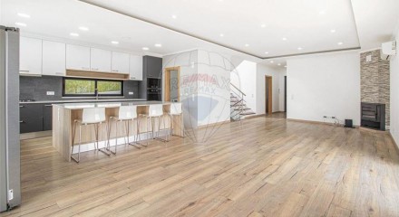 Residential - Single Family Home - T4 - Pontinha e Famões, Odivelas - PT