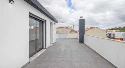 Residential - Single Family Home - T4 - Pontinha e Famões, Odivelas - PT