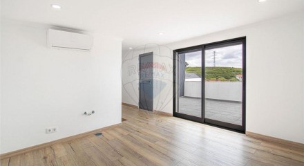 Residential - Single Family Home - T4 - Pontinha e Famões, Odivelas - PT