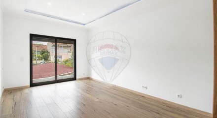 Residential - Single Family Home - T4 - Pontinha e Famões, Odivelas - PT