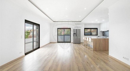 Residential - Single Family Home - T4 - Pontinha e Famões, Odivelas - PT