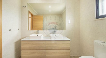 Residential - Single Family Home - T4 - Pontinha e Famões, Odivelas - PT