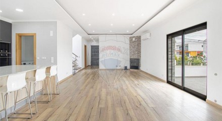 Residential - Single Family Home - T4 - Pontinha e Famões, Odivelas - PT