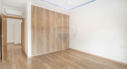 Residential - Single Family Home - T4 - Pontinha e Famões, Odivelas - PT