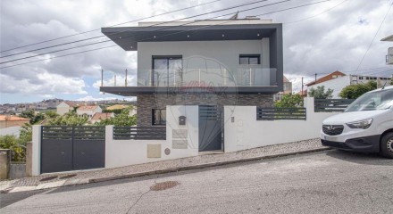 Residential - Single Family Home - T4 - Pontinha e Famões, Odivelas - PT
