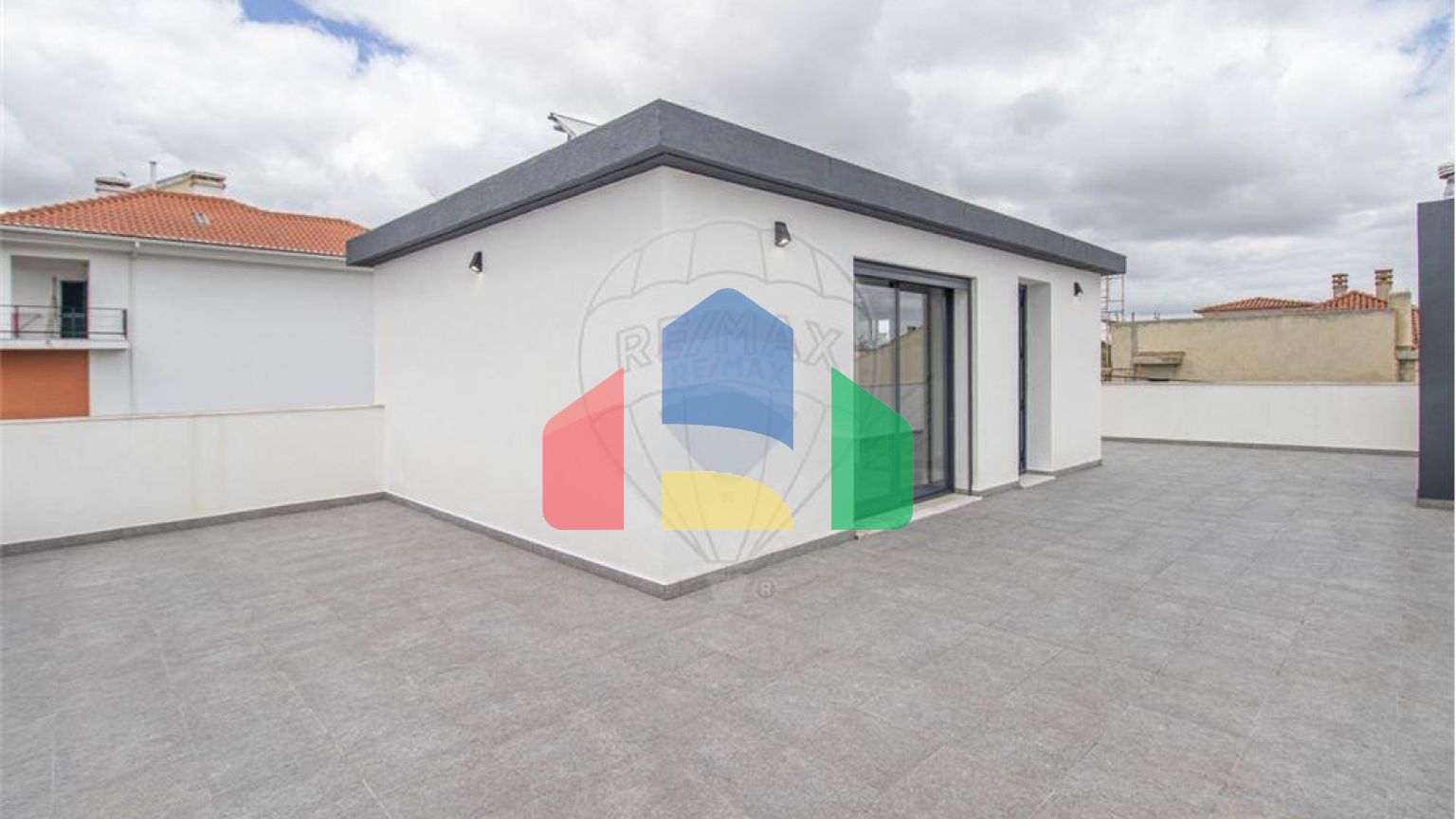 Residential - Single Family Home - T4 - Pontinha e Famões, Odivelas - PT