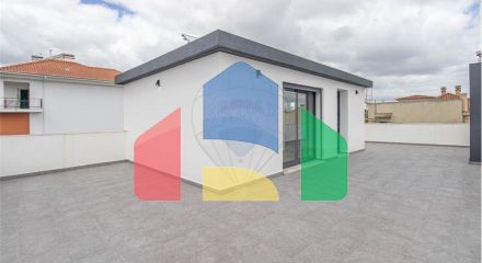 Residential - Single Family Home - T4 - Pontinha e Famões, Odivelas - PT