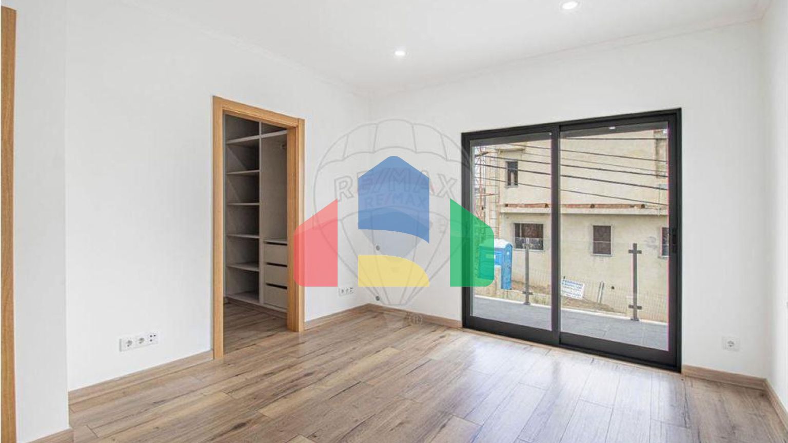 Residential - Single Family Home - T4 - Pontinha e Famões, Odivelas - PT