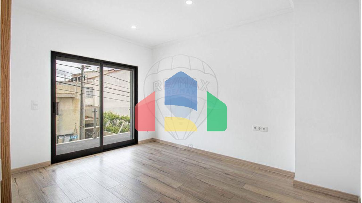 Residential - Single Family Home - T4 - Pontinha e Famões, Odivelas - PT