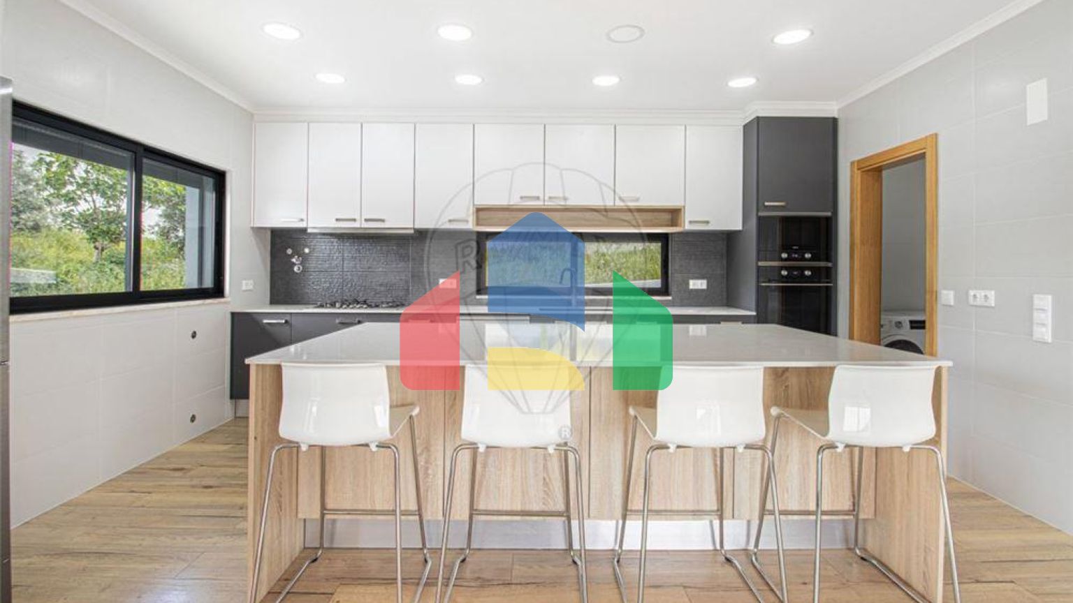 Residential - Single Family Home - T4 - Pontinha e Famões, Odivelas - PT