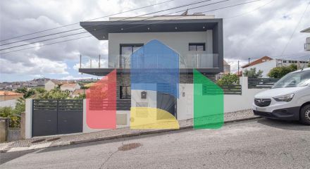 Residential - Single Family Home - T4 - Pontinha e Famões, Odivelas - PT