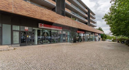 Residential - Condo/Apartment - T2 - Moscavide e Portela, Loures - PT
