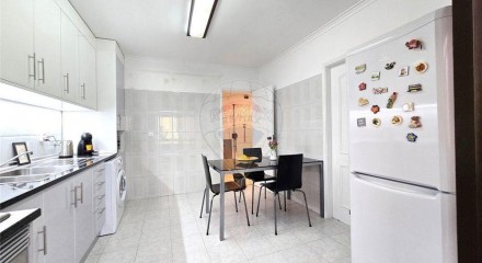 Residential - Condo/Apartment - T2 - Mina de Água, Amadora - PT