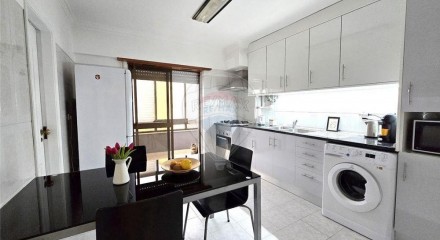 Residential - Condo/Apartment - T2 - Mina de Água, Amadora - PT