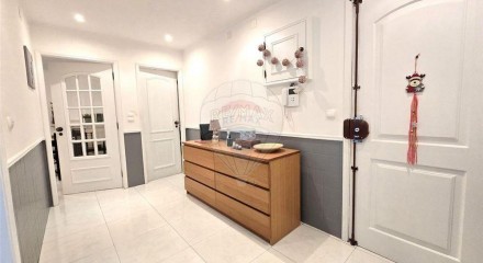 Residential - Condo/Apartment - T2 - Mina de Água, Amadora - PT