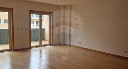 Residential - Condo/Apartment - T3 - Mina de Água, Amadora - PT