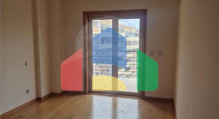 Residential - Condo/Apartment - T3 - Mina de Água, Amadora - PT
