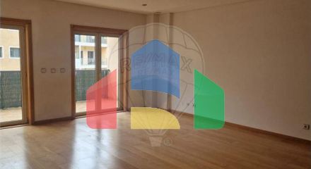 Residential - Condo/Apartment - T3 - Mina de Água, Amadora - PT