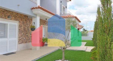 Residential - Single Family Home - T4 - Azeitão (São Lourenço e São Simão), Setubal - PT