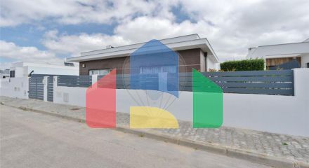 Residential - Single Family Home - T3 - Azeitão (São Lourenço e São Simão), Setubal - PT