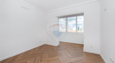 Residential - Condo/Apartment - T2 - Avenidas Novas, Lisbon - PT
