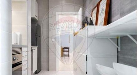 Residential - Condo/Apartment - T2 - Estrela, Lisbon - PT