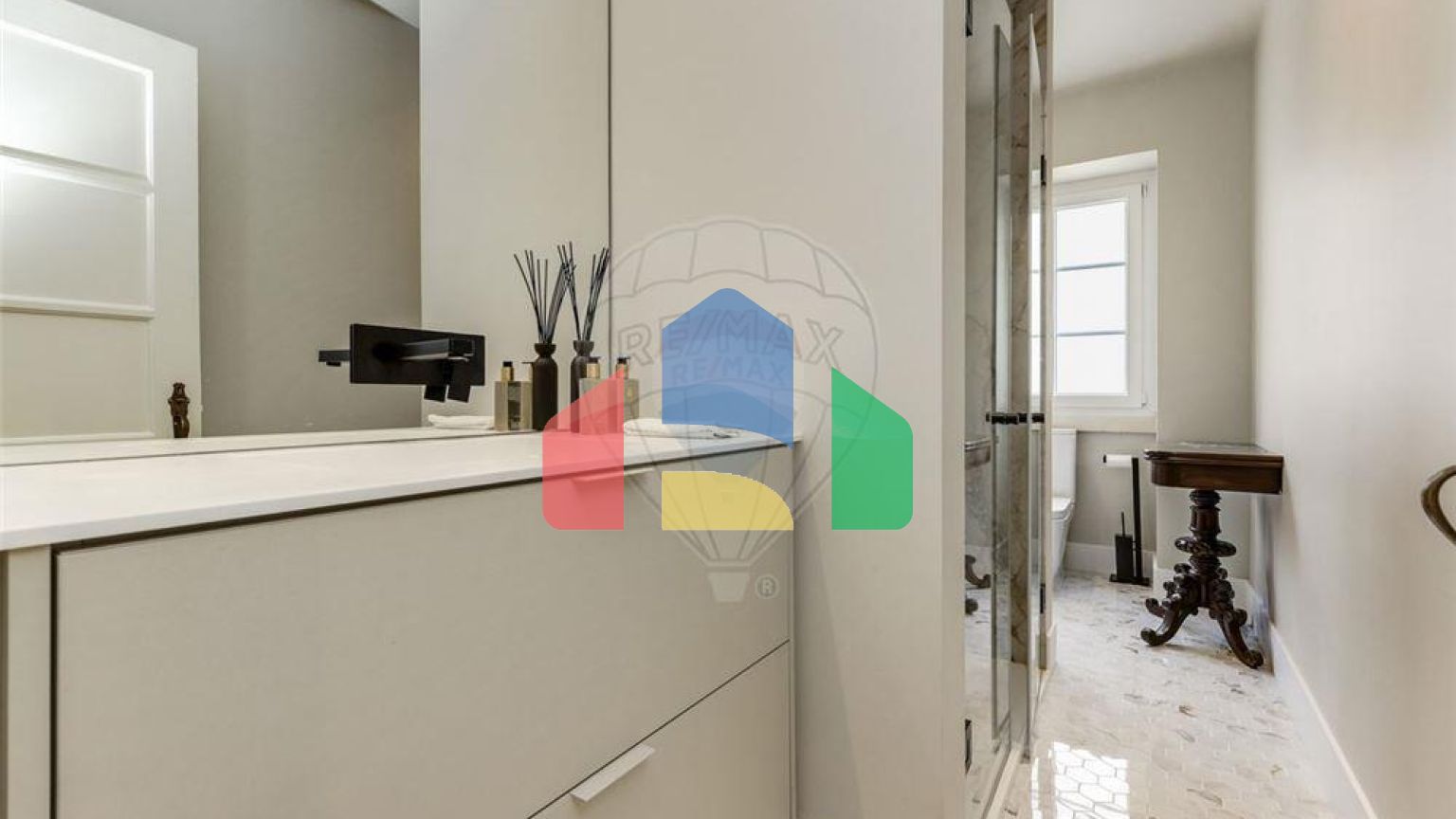 Residential - Condo/Apartment - T2 - Estrela, Lisbon - PT