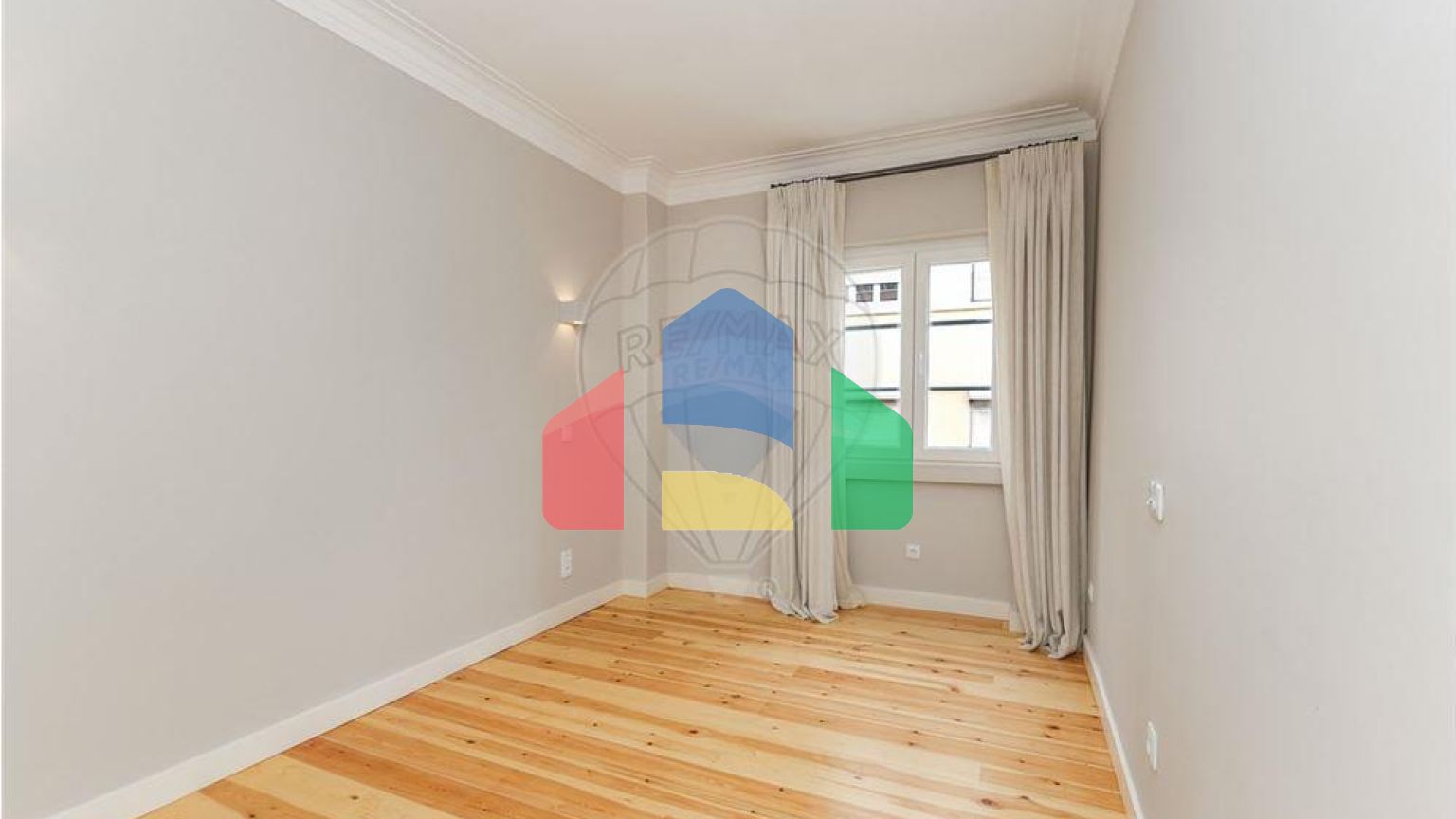 Residential - Condo/Apartment - T2 - Estrela, Lisbon - PT