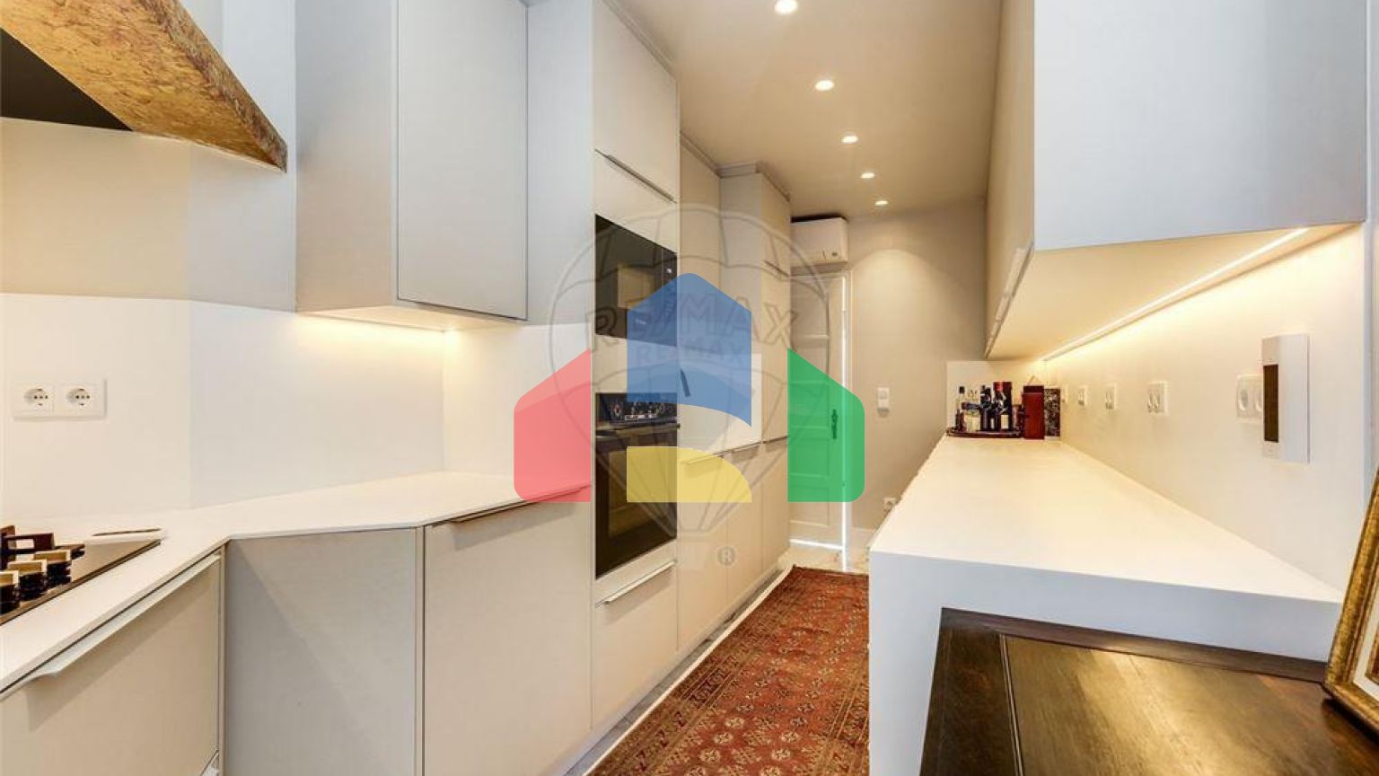 Residential - Condo/Apartment - T2 - Estrela, Lisbon - PT