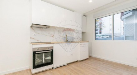 Residential - Condo/Apartment - T1 - Venteira, Amadora - PT