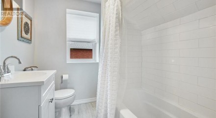 Residential - Single Family Home - Renfrew, Canada - Canada