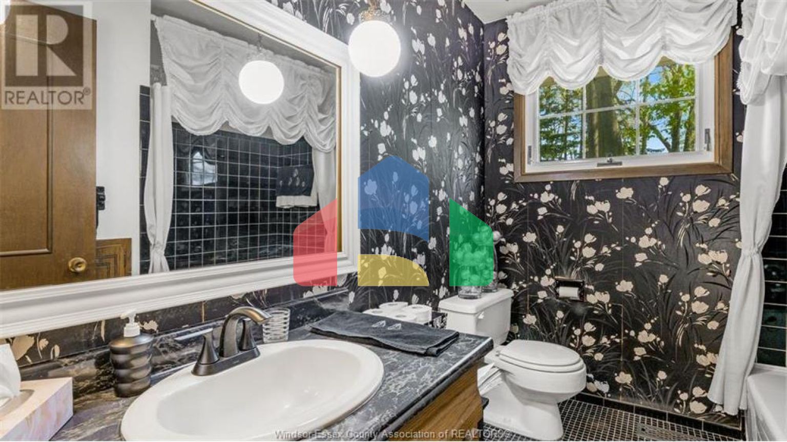 Residential - Single Family Home - LaSalle, Canada - Canada