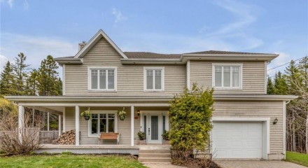 Residential - Two Level House - Lac-Beauport, Canada - Canada