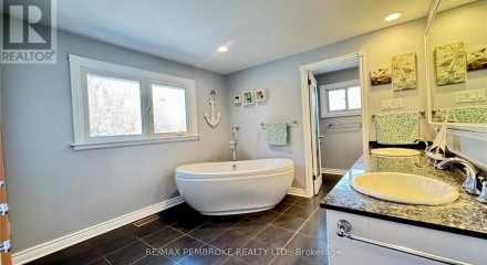 Residential - Single Family Home - Deep River, Canada - Canada